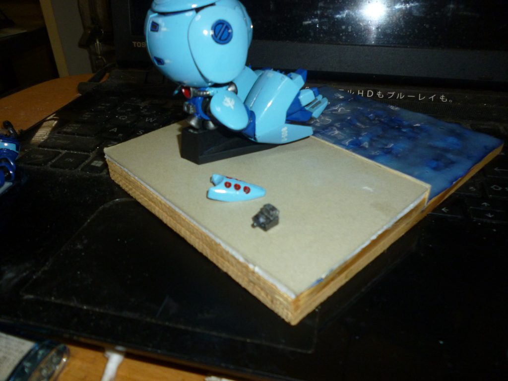 続いてフンドシ(?)部分です。
画像でフンドシの下にある黒い物体は、フンドシの角度を変更して取り付けるために作った専用の取り付けパーツです(材料はプラ板とポリキャップのランナーです)。