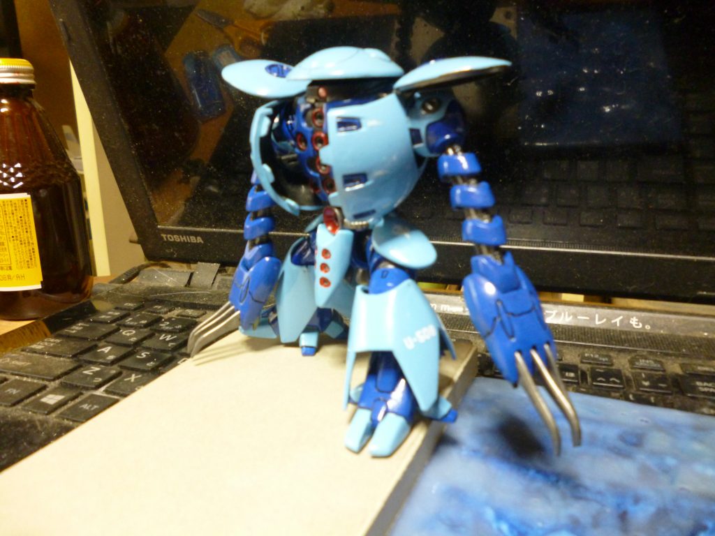 変形機構なしの方のカプールです。腕も一旦切り離してから、軸とポリキャップを追加して360度回転するようにしました。
おかげでポージングの幅もそれなりに広がりましたよ。