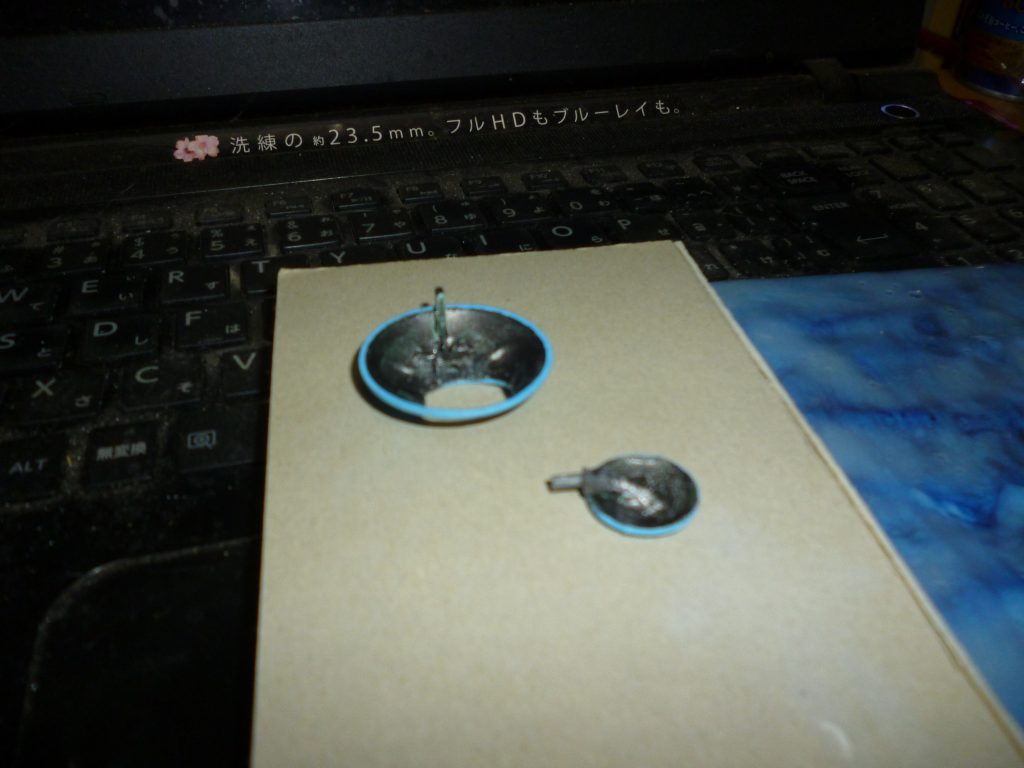 画像が悪くて申し訳ありませんが、モノアイ露出の機構はこのようになっています。
コトブキヤかどこかの極小ヒンジを装甲板(小)に固定し、頭部装甲本体裏にプラ板で作った穴に差し込み、半固定としてあります(ふたを開ける際に少し前方にスライドさせます)。
この小さい装甲板を丸い形のまま切り抜くのも、なかなか大変でした(笑)。