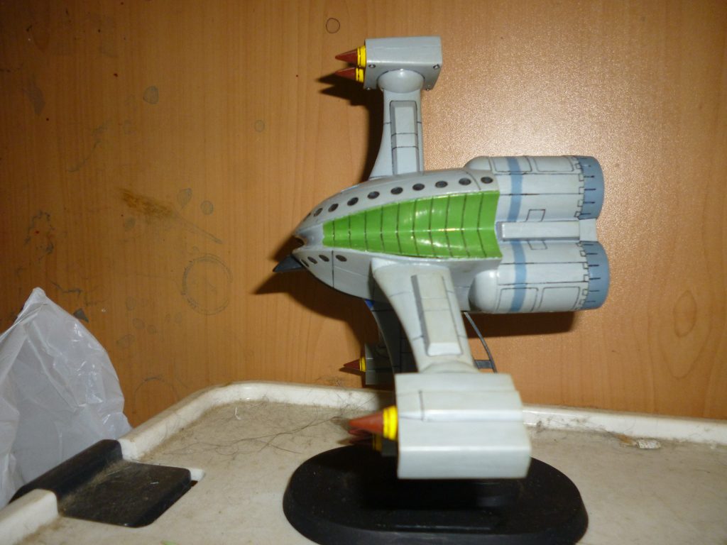 横からです。
台座の「ブラウ・ブロ」の文字は、何となく気に入らなかったのでプラ板でフタをしてしまいました。