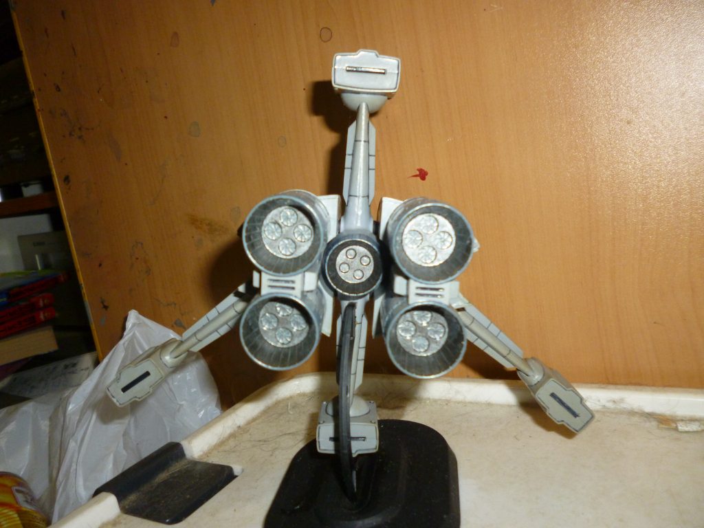 リアビューです。
バーニアの造形の細かさや全体のフォルムなど、リメイクされていないとはいえ、旧キットながらいまだに第一線を張れる、古臭さを感じさせない好キットだと思います。