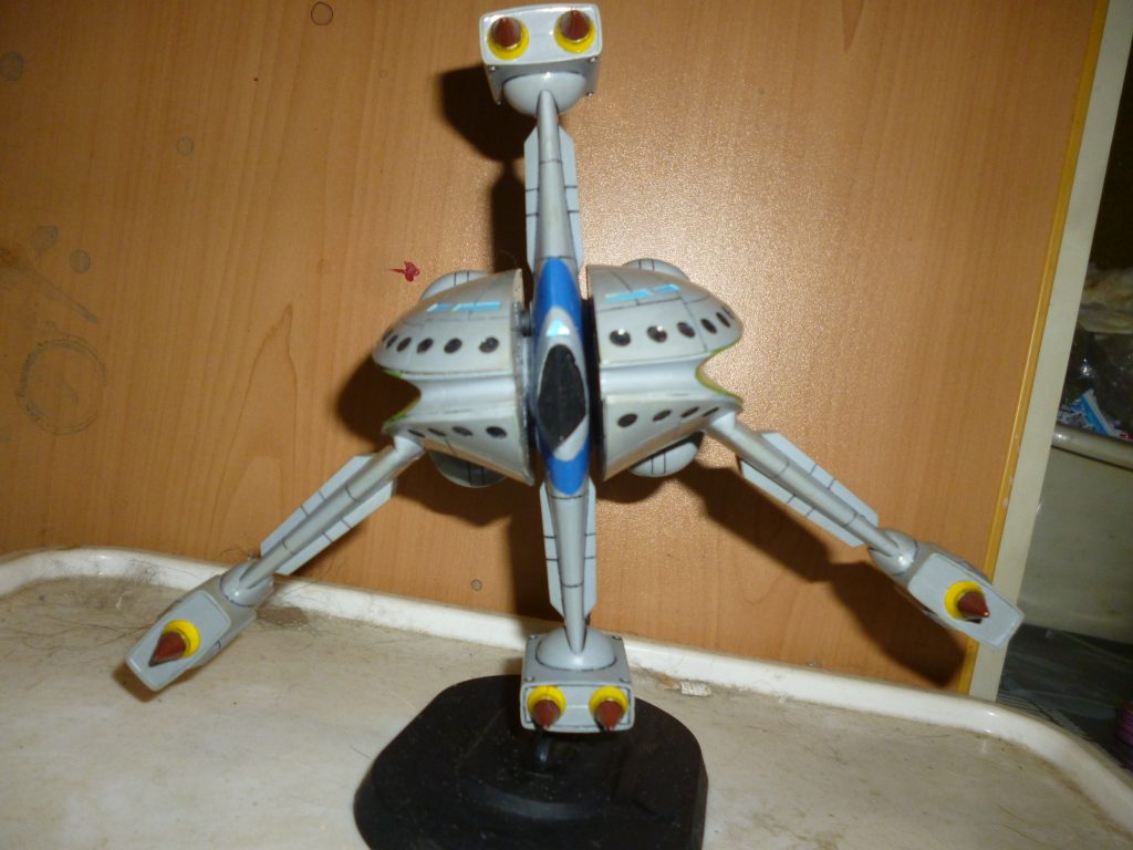 真正面です。
こうして見ると、ガンダムではなくスター〇ォーズあたりに登場しても違和感のない機体な気がします(笑)。