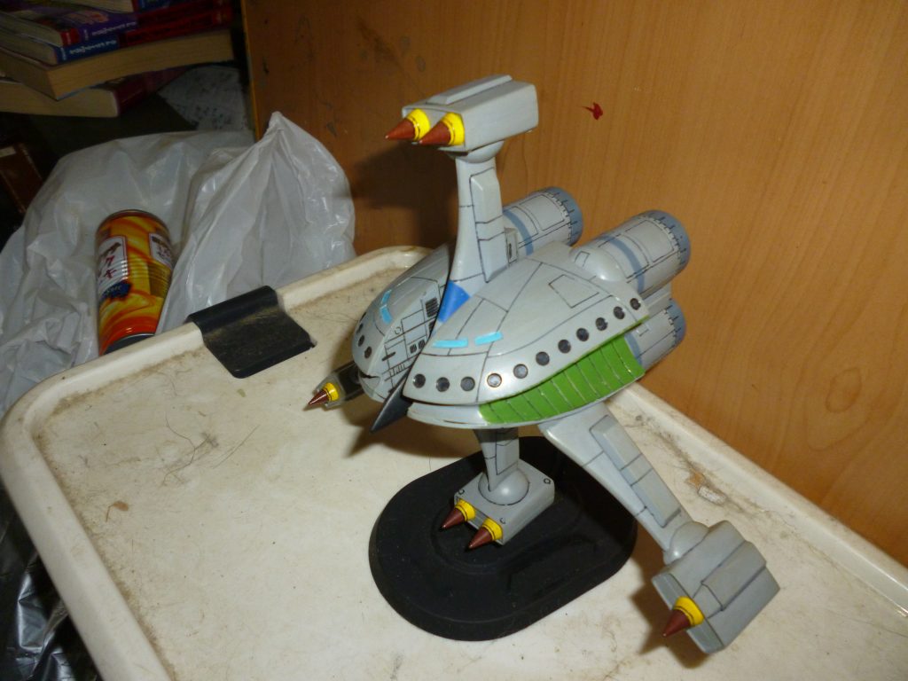 最後は斜め上からのショットです。
ベースカラーは水性ホビーカラーのニュートラルグレー、脇腹の黄緑色は・・・どうやって調合したんだっけ・・・？（オイ）

最後までご覧になっていただき、ありがとうございました。
最新の作品に登場するMS、MAとは、また一味違った魅力のある機体だと個人的には思います。


※この投稿に1/550のガンダムは含まれていません。ご注意ください（あ、キットには、小さいガンダムがちゃんと付属しますよ）。