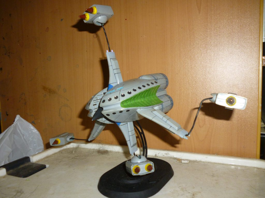 砲台はすべて付属のリード線を仕込んだので、ご覧の通りオールレンジ攻撃も再現できます。
リード線が短すぎて、どう考えても意味がないのはご愛嬌(笑)。
しかも、今回写真を撮るために久々に砲台を分離させたら、左側（画像右手前）のリード線がちぎれてしまいました・・・orz