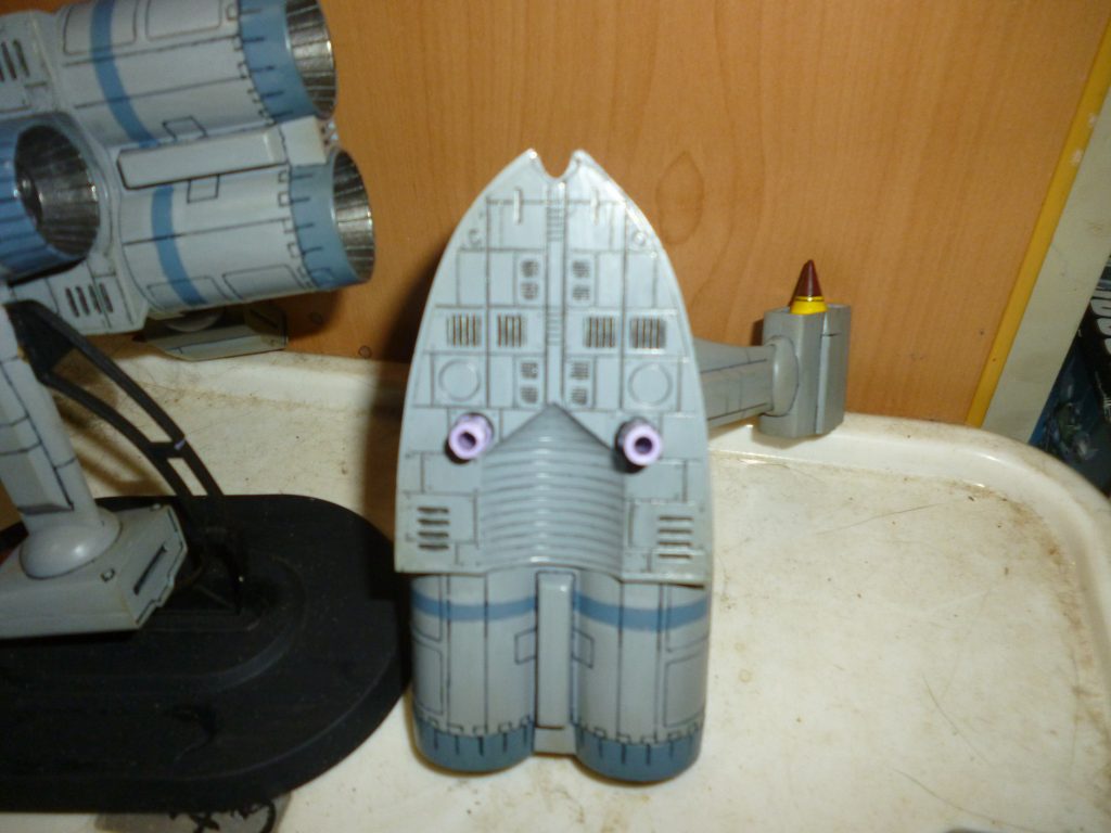 本体内側です。
本体をくみ上げてしまえば基本的には見えなくなってしまう部分にもかかわらず、このモールドの再現具合・・・。
ただ、スミ入れ作業がひたすら大変で、思わず筆をへし折りそうになりました・・・。
ただし、手を掛けただけの効果はあったのではないかと思います。