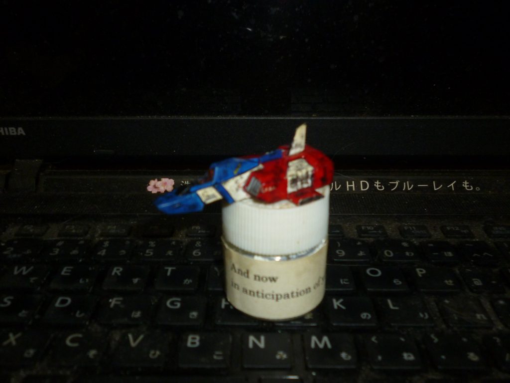 よくある左前方からのショットです。
キャノピーの部分をくり抜き、コクピットを再現してみました。
また、TV版、劇場版共に主翼、尾翼（と言っていいのか分かりませんが上向きに付いている翼です）が破損しているので、ライターで熱した針金で焼き切り、再現してみました。