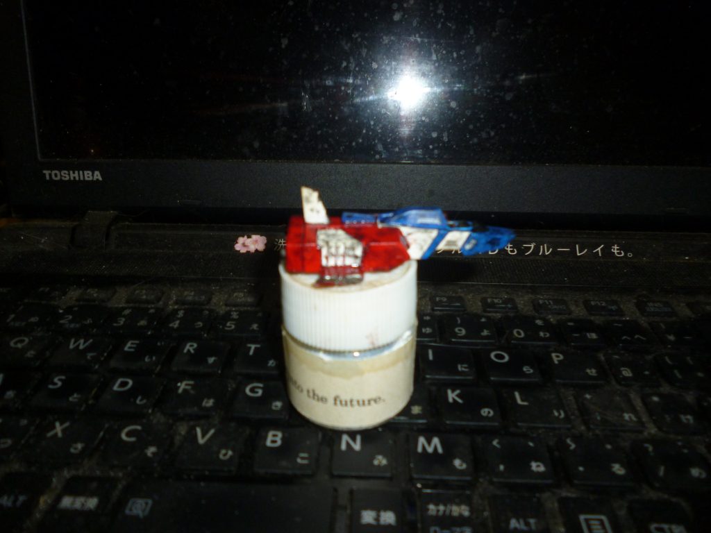 右横からのショットです。
最終決戦直後ということで、かなり派手目にウェザリングを入れてあります。