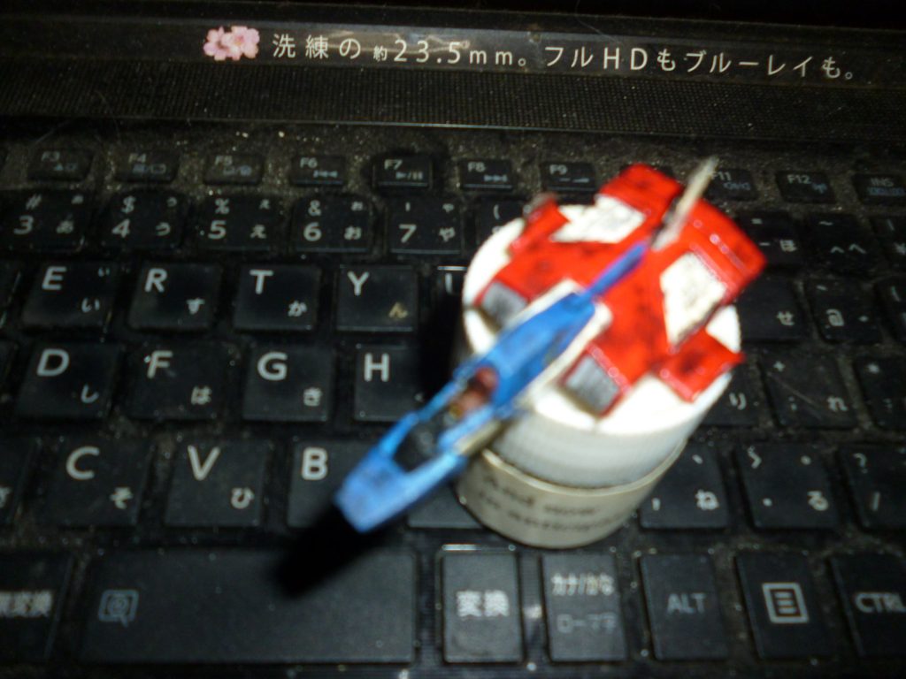 ピンボケ気味で申し訳ありませんが、コクピットです。
シート、コンソール、操縦桿をプラ板で作り、くり抜いたキャノピー部分に入れてあります。