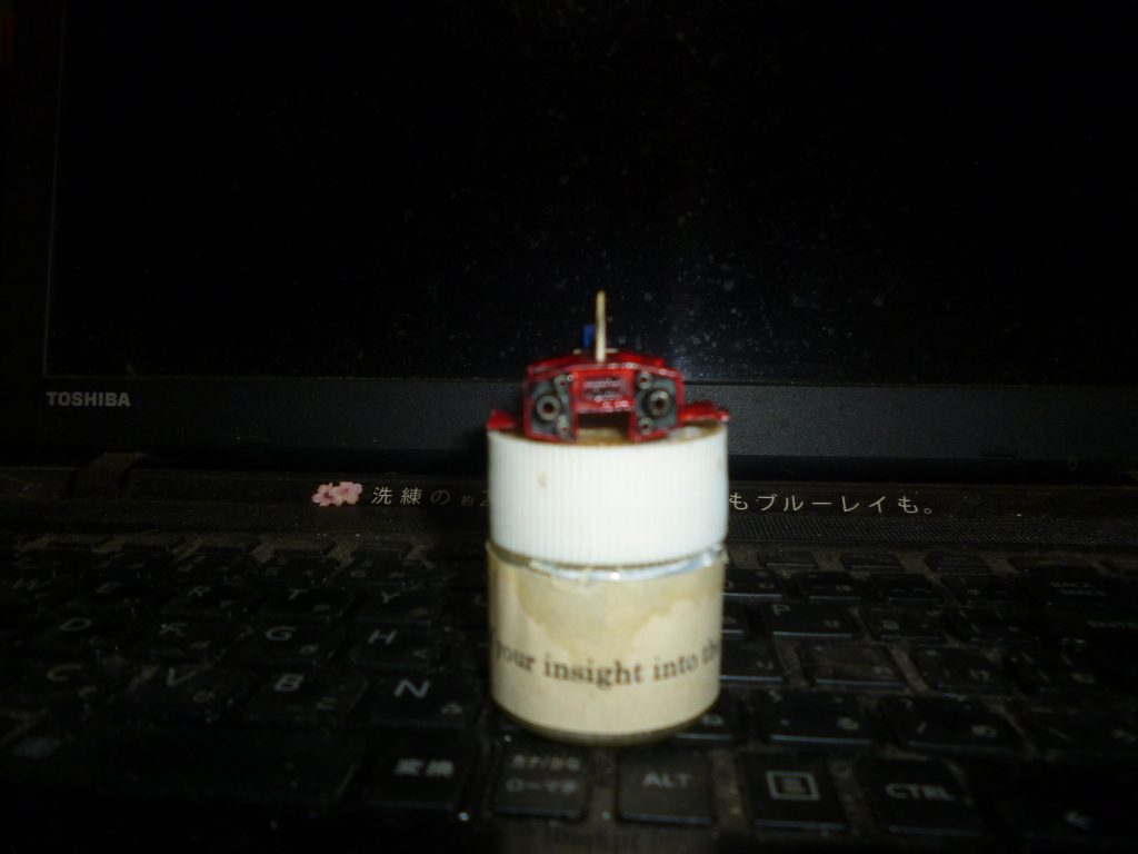 リアビューです。
バーニアやノズル周りは一番ススが付くだろうということで、つや消しブラックを綿棒で乗せてみました。