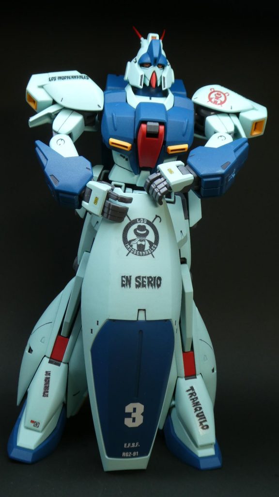 戦場で盾を構え記念撮影。まじで。