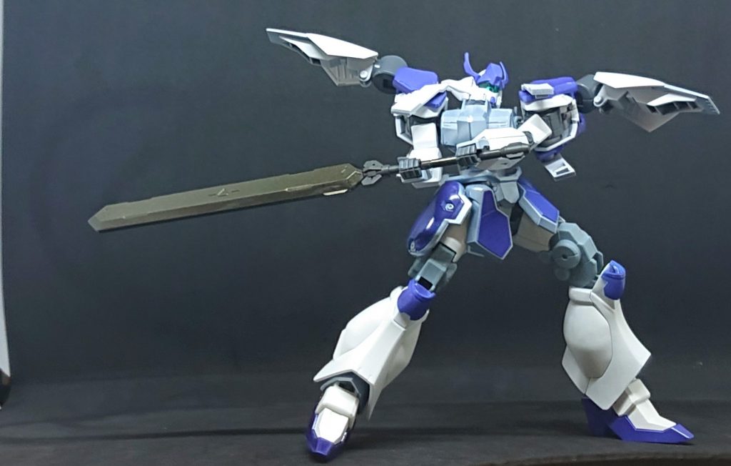 武装は大剣一振り(ん?デジャヴ)
刀身とグリップの一部を、ジェダイのメイスと同じカーボンブラックゴールドで塗装。この色ちょっとクセになりますね(〃▽〃)
肩に増加装甲を搭載しつつ、これを振り回すこちらはジェダイよりも機体出力は上という設定。