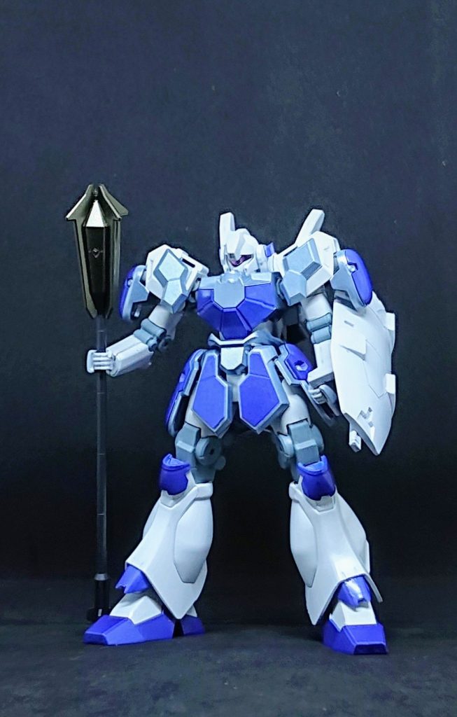 思いつきで持たせたくなって衝動だけで作った柄の長いメイス。鉄血のオルフェンズオプションセット５のメイスの先端にバルバトスルプスレクスのメイスの柄を突っ込んだ物。メイスの頭の部分はカーボンブラックゴールドで塗装したお気に入りの一品。