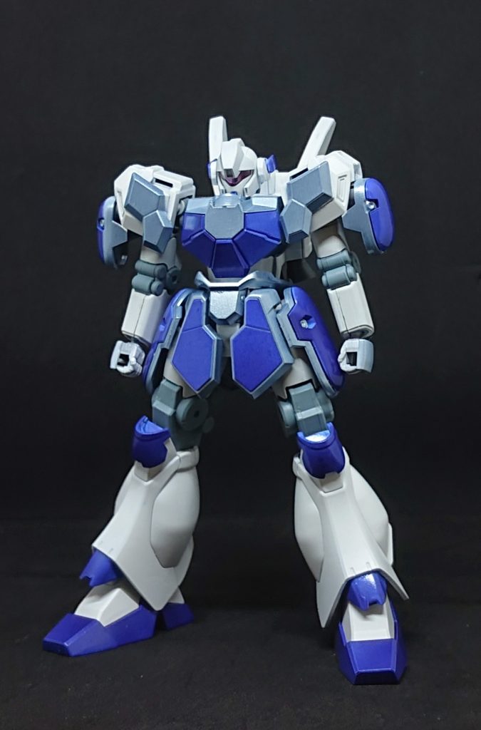 ファンタジー調の世界感に合わせた、鎧を着こんだジェガン（あれ？デジャヴ）といった仕上がりに。この辺りの雰囲気はマグアナックのパーツにかなり助けられています。
聖王国の量産機ということで、カラーリングは白と青を基調としたカラーリングですが、ふだんあまりやらないパターンなので自分で塗装していて違和感が全開でした(^-^;
白はクレオスさんのベースホワイト（さぼり） 薄い青はクレオスさんのアイスシルバー、濃い青はタミヤラッカーのレーシングブルー。関節はあえて塗装なしで（さぼり）