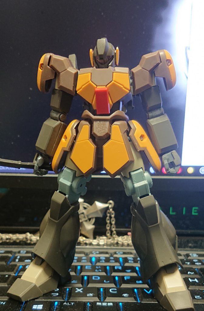 作りはじめたころの姿。この段階では、肩アーマーはマグアナックのままで、腕もマグアナックの肩にジェガンの腕を差し込んだ状態。今思うと肩アーマーはこのままでもよかったかも…
耳（？）の黄色いパーツはマグアナックの頭部左右の物。一体となっているので切り離してデコレートしてありますが、この後貼り付け方が変更されてます。後頭部も、マグアナックの後頭部の黄色いパーツが張り付けてあります。（何故画像を残して無い…）