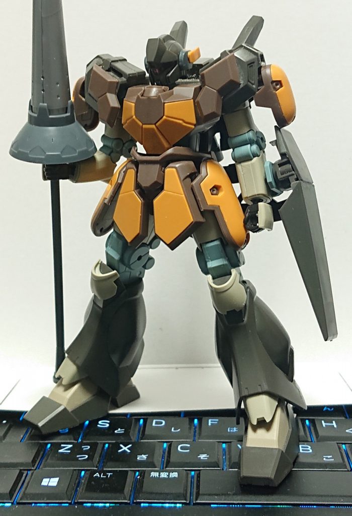 塗装に入る直前のほぼ完成状態。
腕部がマグアナックを採用することに。頭部、耳のデコレートはジェガンの左右のセンサーパーツの上に張り付ける方向に変更。
個人的にこの未塗装のカラーリングが好きだったり…