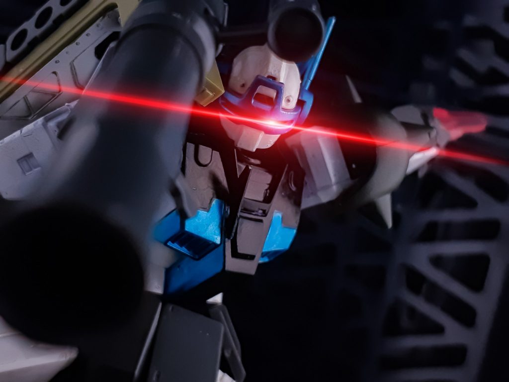 ザクと同様の質量バランスを取るために、両肩にはザクと酷似した形状となっている。また、右肩はシールドというより左肩アーマーのカウンターウェイトや武装懸架としての目的が強かった。(元のザクでもシールドとしての意味は強くなかった)