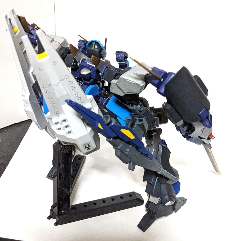 フロント&リアビュー

見ての通りの大型MS、各所に手元にあったパーツを組み込んだ結果この様な姿になりました
パーツとしては拡張パーツの他に、ジェガンブラストマスターやバーザムのパーツなどを使用してます