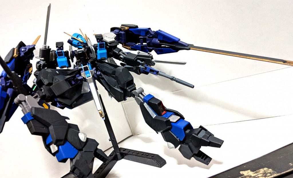 大型機体である故に武装も豊富、マニピュレータに装備している「コールド・ダガー装備ビームピストル」、腕部のセンサーユニットと連結された「ブースター・ビームライフル」、両肩に取付けられた「コンポジット・シールドブースター」、脚部裏に内蔵された中型メガ粒子砲「キック・キャノン」といった武装が装備されてます