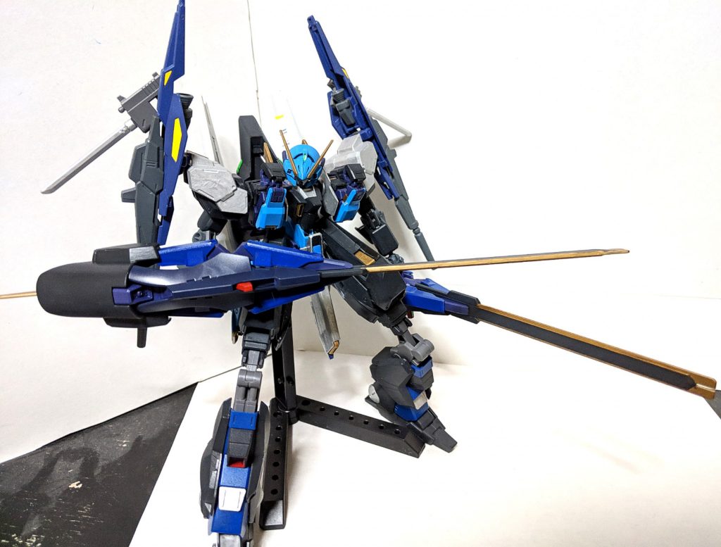 更に「システム・チェンジ」を行う事で腕部と肩部の武装を入れ替える事も可能、これにより戦闘スタイルも大きく変わる設定です