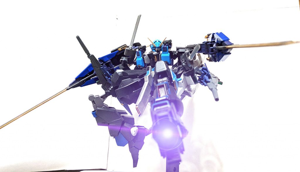 「この距離なら、（Iフィールド）バリアは張れないな！」
零距離で放たれるキック・キャノンの威力はかなり強力だ！

以上、ガンダムTR-6［ゼスベリアス］でした

大型ユニットにわがまま設定とやりたい放題な機体ですが、個人的に凄く気に入ったオリジナル機体に仕上がりました
しかし、拡張パーツによりTR-6にあらゆる武装を取り付ける事が可能にはなりましたが、ベース機側が重量に耐えるのが難しいようで、本作品も実は多少無理やり可動させていますので、拡張パーツを用いた制作の際は関節部を補強するなどしておく方が良いと思います