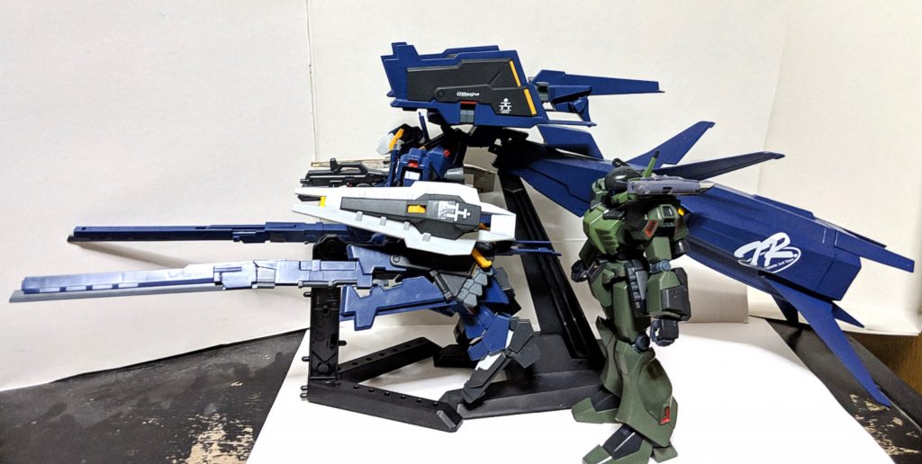 もはや比較になるか怪しいですが、一般的なHG（ジェガン）と並べるとこんな感じ、圧倒的なサイズ感が少しでも伝わると幸いです