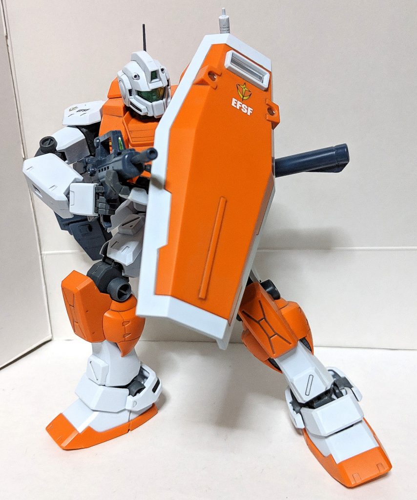 ただし可動域にやや問題があり、下半身の方は気になりませんが上半身のパーツにジム改のパーツが使われているのもあり、肩を引き出したりするなどの現行のキットのような可動は出来ない作りになってます
（因みにマシンガンでなく、ジム・ライフルにしてあるのは私の趣味です