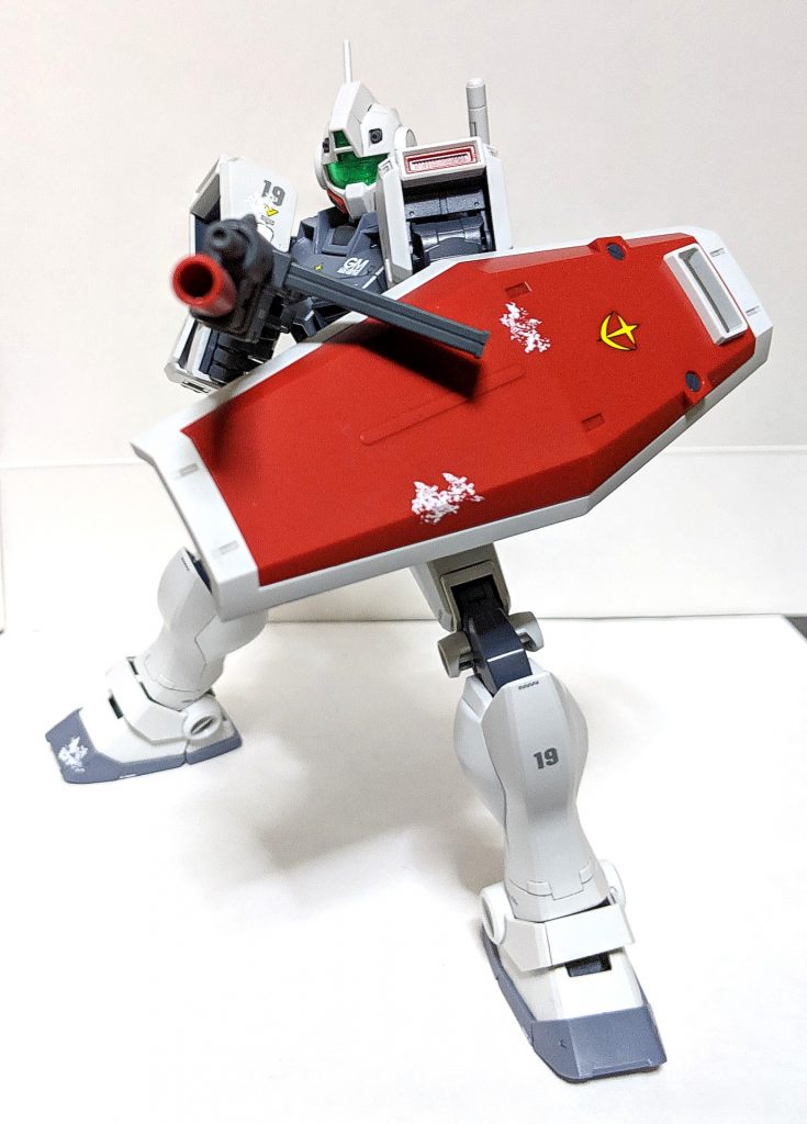 本機体最大の特徴ともいえるジム・マシンガンも新規造形されて作られており、当然ながら安定して持たせる事が出来ます