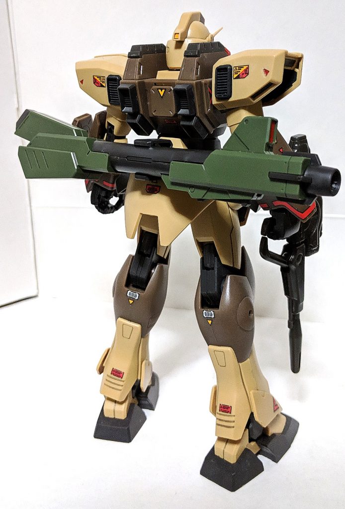 フロント&リアビュー
基本的にはベース機のガンイージと同様のパーツが使われており、主に上半身に新規パーツが使われております、何気にメインカメラがツインアイでなくバイザータイプに変更されています