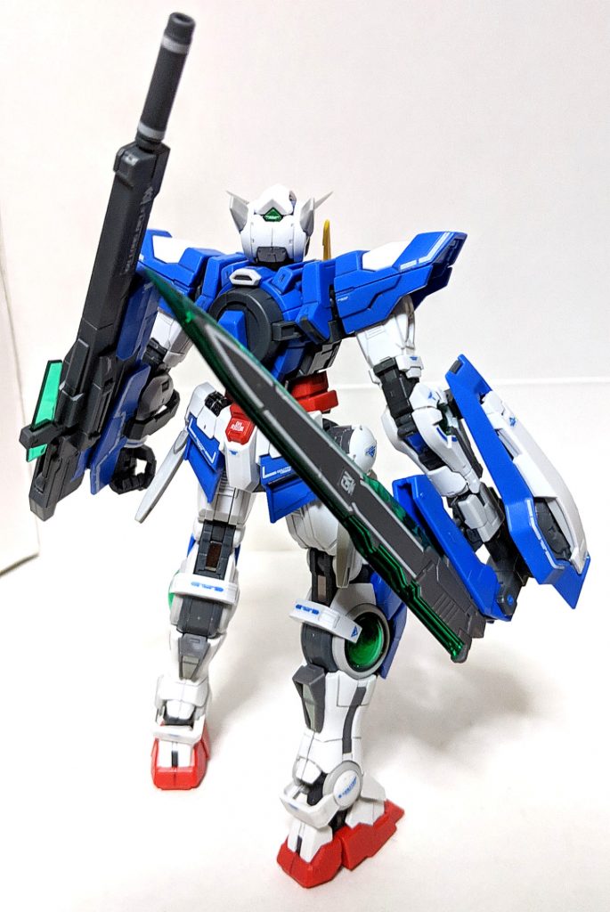 フロント&リアビュー
キット化に恵まれていなかったリペアⅢが遂にキット化、元のデザインがカッコいいのもありとても良い作りになってます
一部お気づきになった方もいると思いますが、RG版エクシアリペアⅢはリペアⅡのパーツをそのまま流用して作るのもあり、一部設定が異なる部位があるのですが、本作品はなるべく設定に近い見た目に仕上げてます