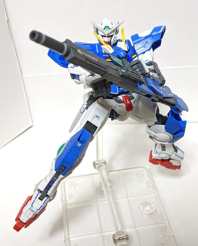 そして本機体の最大の特徴でもあるのが「GNロングライフル」、近接戦闘のエクシアとは無縁な武装な気がしますが、見た目のデザインと配色がエクシアとマッチしていてとても似合う武装となってます