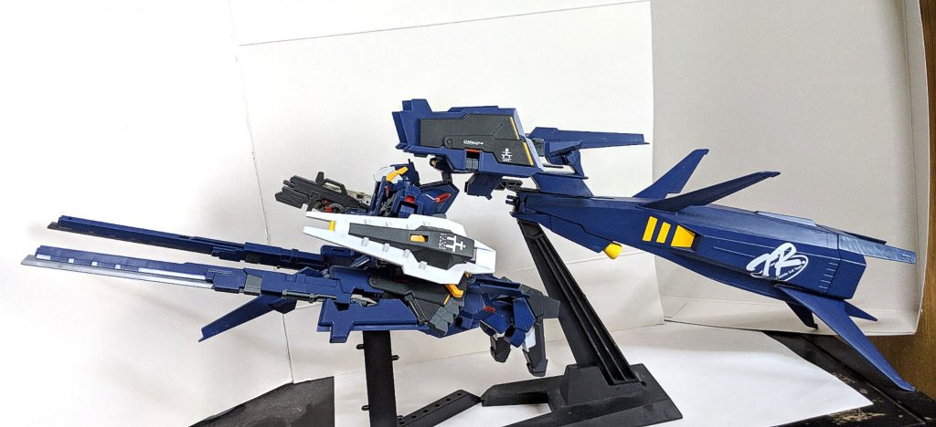 フロント&リアビュー

ヘイズル・ラー第2形態にギャプランのブースターを装備させた姿、第2形態時でも大型な機体ですがブースターを取り付けることで更に長くなり画像のような状態になります