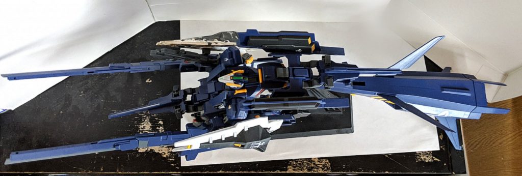 上から見てもこのボリューム、ネオジオングやGP03D等の超大型HGキットを除けばその次辺りに飾るのが大変なHGキットだと思います