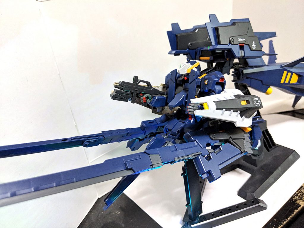 以上、ガンダムTR-1［ヘイズル・ラー］第2形態 ブースター装備でした
FG版のフルドドの存在を知った当初から作りたい機体でしたが、私が制作してきたガンプラの中でも「置き場に困るガンプラ」としての2号となる作品になりました 笑
しかしながら、その圧倒的な大ボリュームと迫力は作った甲斐がある程の達成感もあり、とても満足できた作品となりました