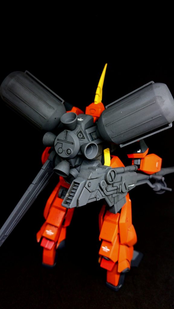 通常のバックパックの代わりにランゲ・ブルーノ砲を装備しています。