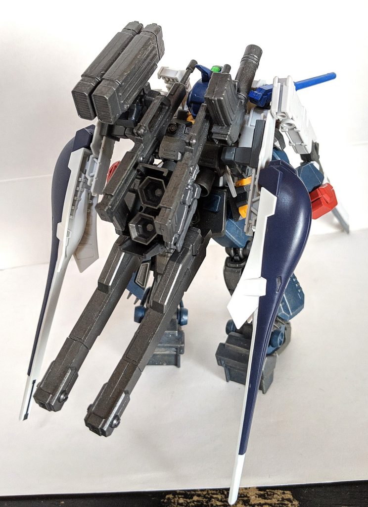 「激戦の中で戦い続けボディユニットとヘッドユニットに大きなダメージを受け修復が困難になったクゥエル・ソルジャーにプリムローズ等の新造パーツを用いて改修した機体、これに伴い外見が大きく変わり性能も大幅に向上、またヘッドユニットの小型にも成功し同時にセンサー類の性能も向上している、搭載可能な武装数も大きく増え重武装化した姿になるも、スラスター系にも改修を施した事により機動性の問題点が解消されている」
作品自体はクゥエル・ソルジャー元々の下半身、腕部、バックパックを引き継ぎプリムローズのパーツなどを使用して改造しています、また特徴的な頭部パーツはジェノアス・カスタムの頭部を改造して制作しました