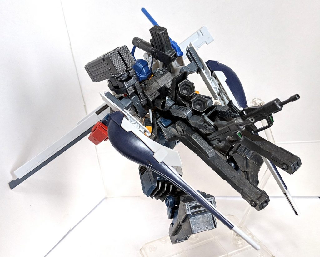 後方からの襲撃にも対処可能なように後ろに向けて使用する事も可能