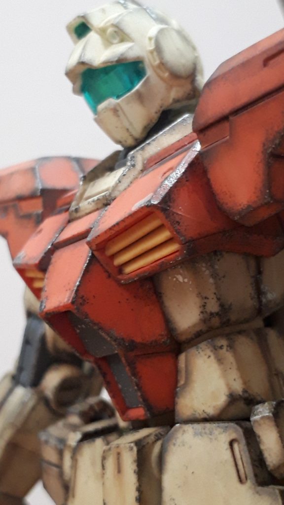 汚しながら、オリジナルな機体を作ってみました。 テーマは『自分が地上戦でGMに乗るなら? →重力に負けない推進力強化と一撃必殺の武器の装備でしょ‼』 ということから・・・