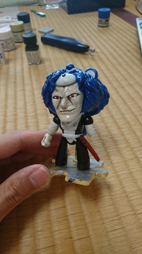 顔の塗装は、目以外はアクリル塗料で塗装し、トップコートをしてから、エナメル塗料で目と顔のシワを塗装。