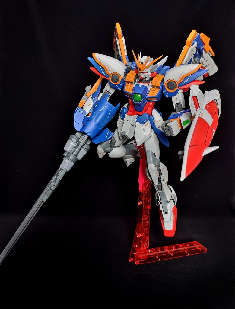 スタンド穴がありませんでしたので、股間に穴開けて３mm穴のPCパーツを挿入してあります