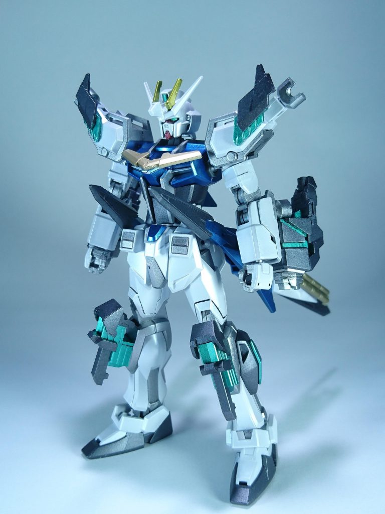 ～高機動パッケージ装備形態～「ストライクF+アクセル・パッケージ」ストライクFに高機動パッケージ「アクセル・パッケージ」と火力向上パッケージ「メガキャノン・パッケージ」を装備した姿。攻撃力の少ない基本形態の強化と更なる機動力を与えるための装備で、どちらにも追加のサイコフレームが内蔵されている。また、戦闘継続時間を伸ばすためにアクセル・パッケージ内には追加バッテリーも内蔵される。