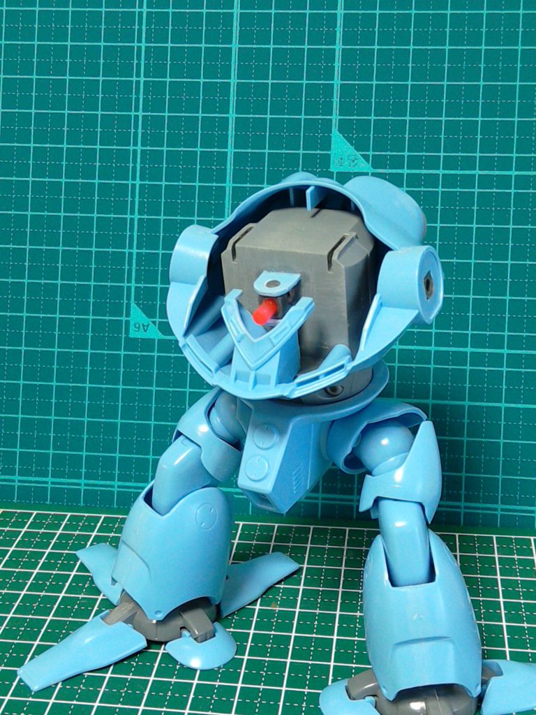 モノアイが可動するように加工しています
若干ながら表情がつけられるようになりました
写真では上手く光を拾ってくれませんでした