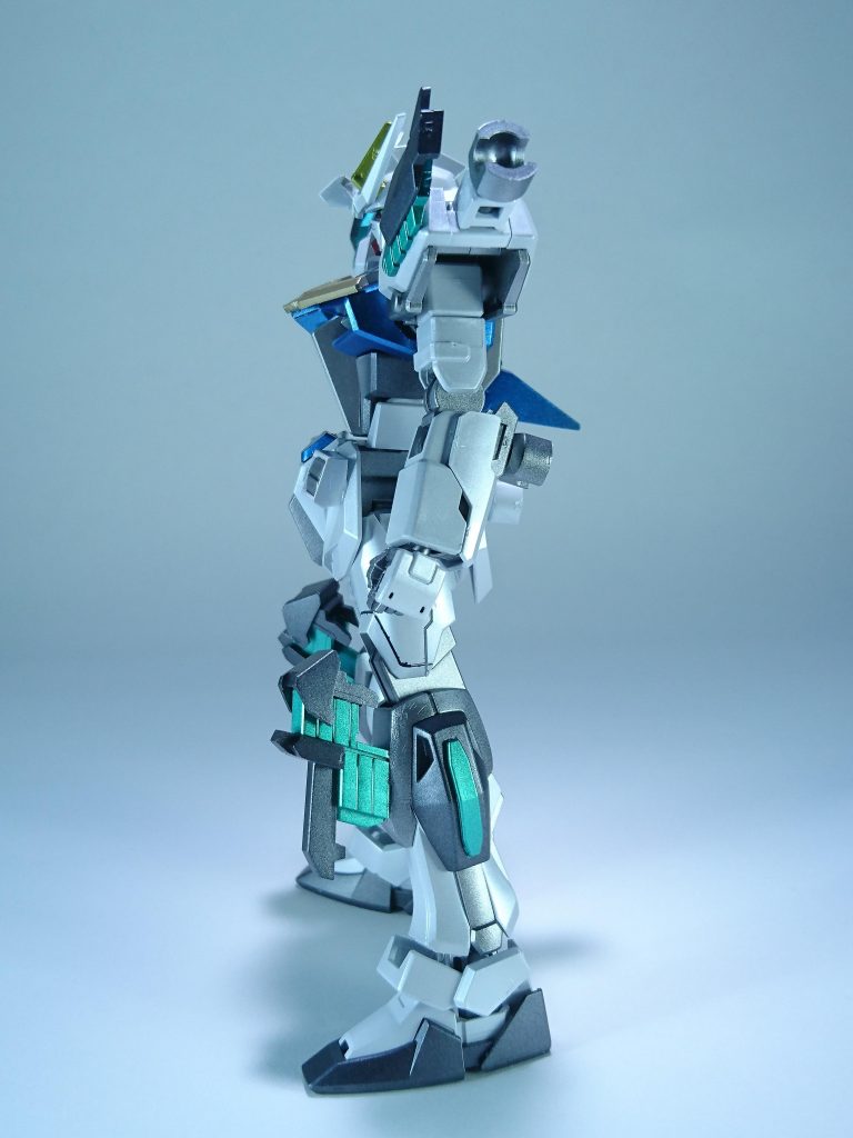 武装は頭部バルカンを除けば全て撤去されていて、完全にストライカーやパッケージなどのオプション頼りになりますが、背部スラスターの強化により機動性が向上している。