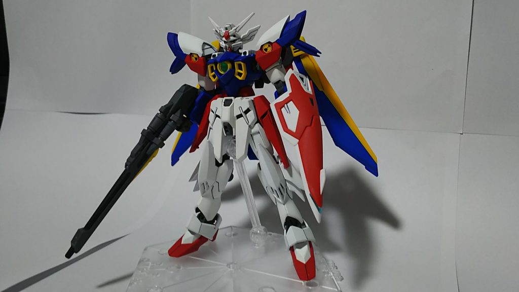ウイングガンダムリファイン
リナーシタ本体はエアブラシを使用して
TV版ウイングガンダムのカラーに変更。
ウイングガンダムのバスターライフルとシールドを装備させました。