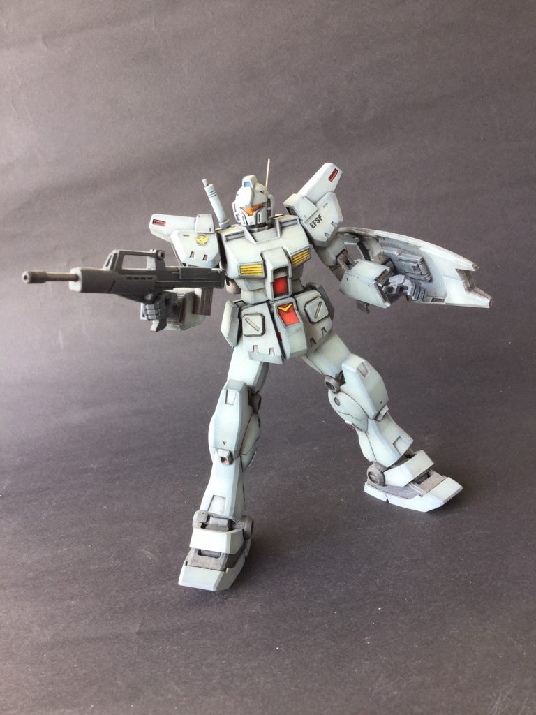 赤と黄色の部分は成型色ですが、それ以外はサフ→黒と塗装し、そこから色を重ねました。メインはクレオスの…航空機の機体内部色だったように記憶しています。関節はクレオスのジャーマングレーのはず。缶の艶消しトップコートで仕上げました。ちなみにエナメルでウォッシングした時に調子に乗り過ぎて間接付近にまで液が回り、膝と足首の関節がヒビが入りまくり、ベースなしではポージングが極めて限定されます。(´;ω;｀)