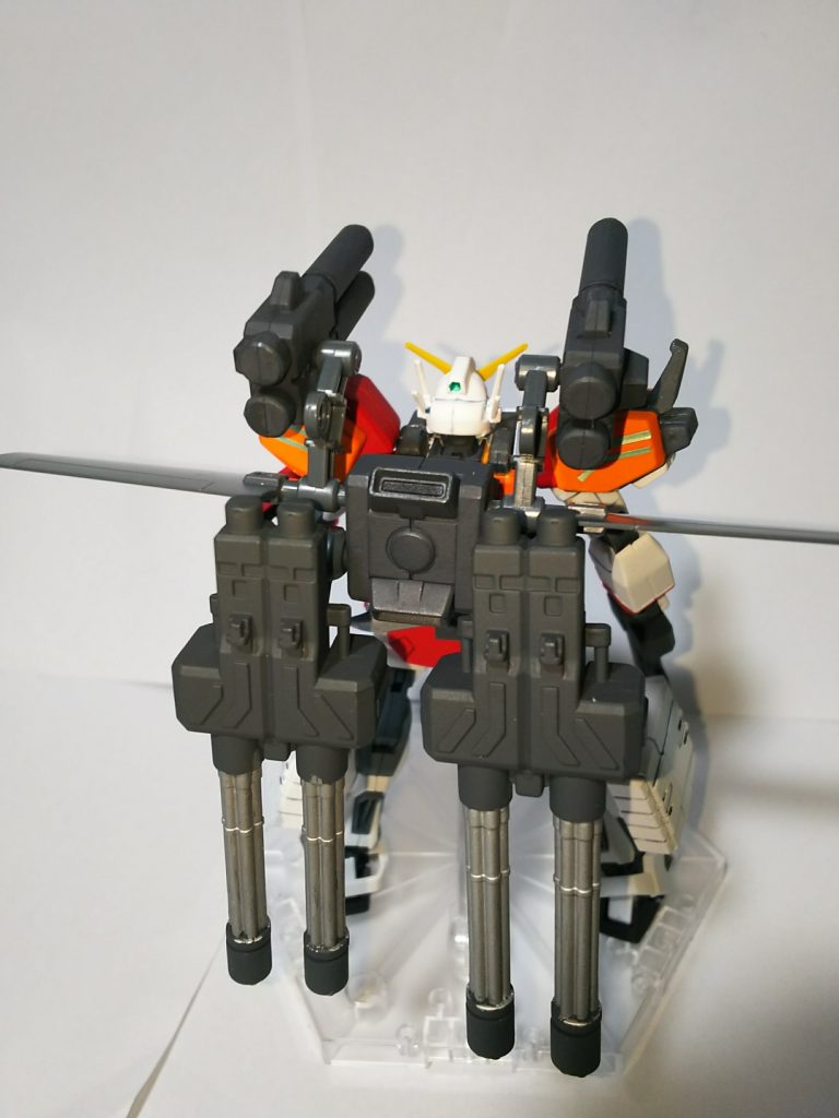 ダヴィンチのバックパックにボールデンアームズのジョイントを使ってダヴィンチのビーム砲、ヘビーアームズのガトリングガン、飛行ユニットを取り付けてます。