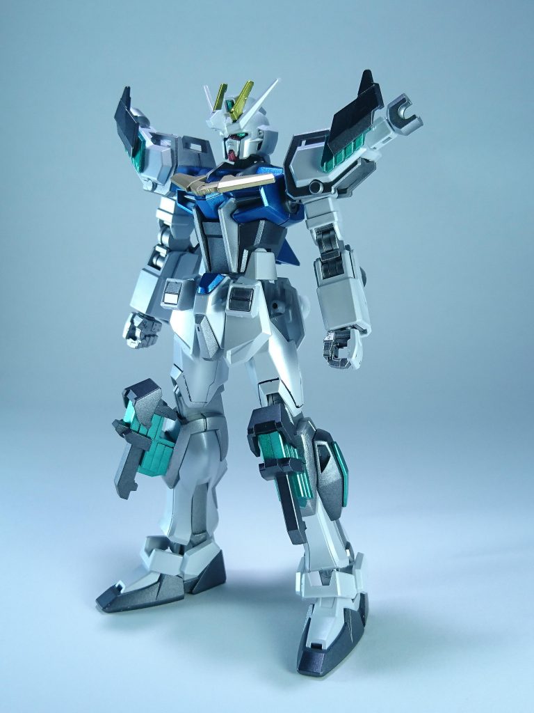 ～基本形態～機体名「PIT-XF01 ストライクF」基本構想は「もしCEの世界にサイコミュやサイコフレームが開発され、十分な拡張性を備えたストライクに実装されていたら」というものです。名前の「F」は「フォーミュラ」と読み、「勝利の方程式」→勝利への方法を組み上げることを意味しています。型式番号のPITは「Psycho communicator Implemented Tactical＝戦術サイココミュニケーター実装兵装」の略で、Xは試作機、F01は開発ナンバーを示しています。