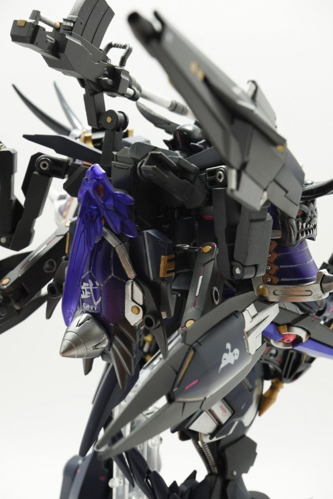 甲羅にはGNドライブがタニシのように引っ付いています。
下のバインダーは梵字デカールの多聞天を貼り付けました。