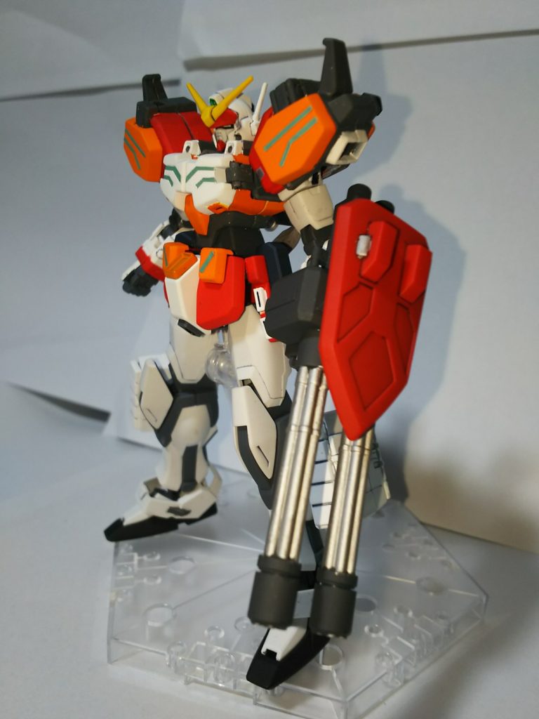 上半身:HGFAヘビーアームズカスタム腕:HGACウイングガンダム腰:HGBFレオパルドダヴィンチ脚:HGBFスタービルドストライクシールド:旧キット1/144ヘビーアームズ胸装甲、腕、ガトリングガン、シールドはネオジム磁石を取り付けしっかり固定できるようにしました。