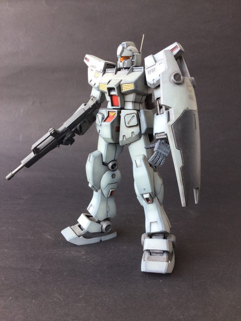 合せ目こそ消しましたが、改造らしい改造はアンテナを金属線（電子部品の足）に交換したのと、ランドセルのバーニアの中に、もう1つ小さいバーニアを入れたくらいで、他は何もしてません。ちなみにエッジ出しもやってませんが十分にカドがカッコ良く立っていると思います。