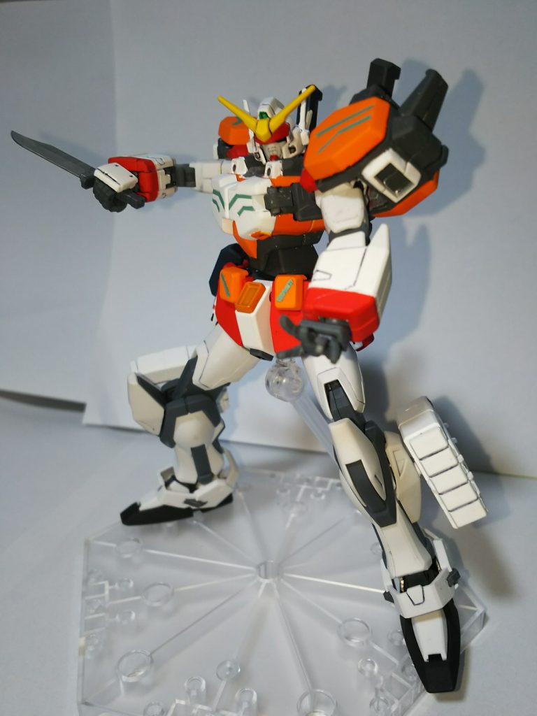 「ガンダムを見たものを、決して生かして帰すわけにはいかない。」技術不足でナイフを腕に取り付けできず、未使用時は腰にマウント。